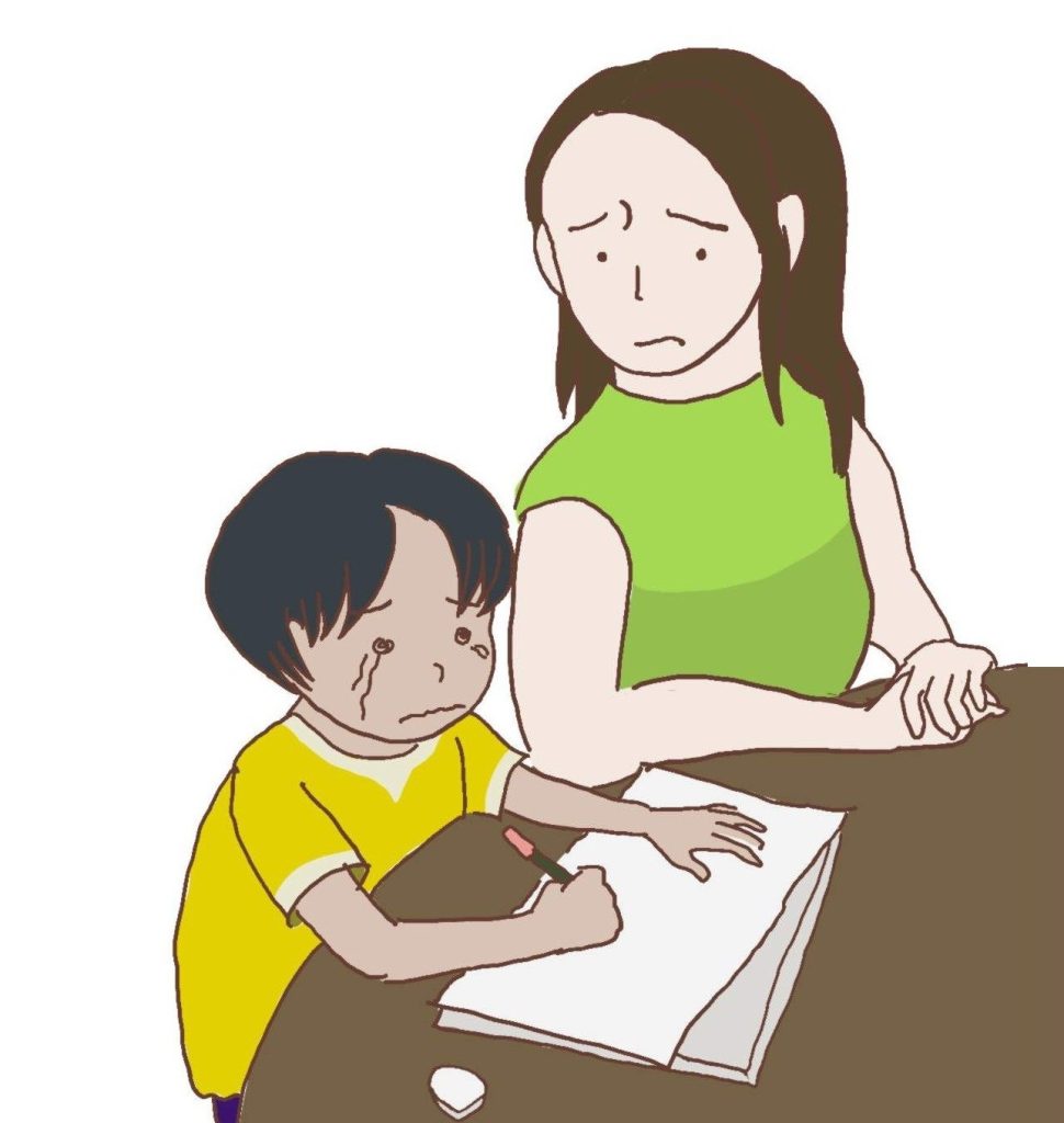母親の前で大泣きしながら宿題をする子供