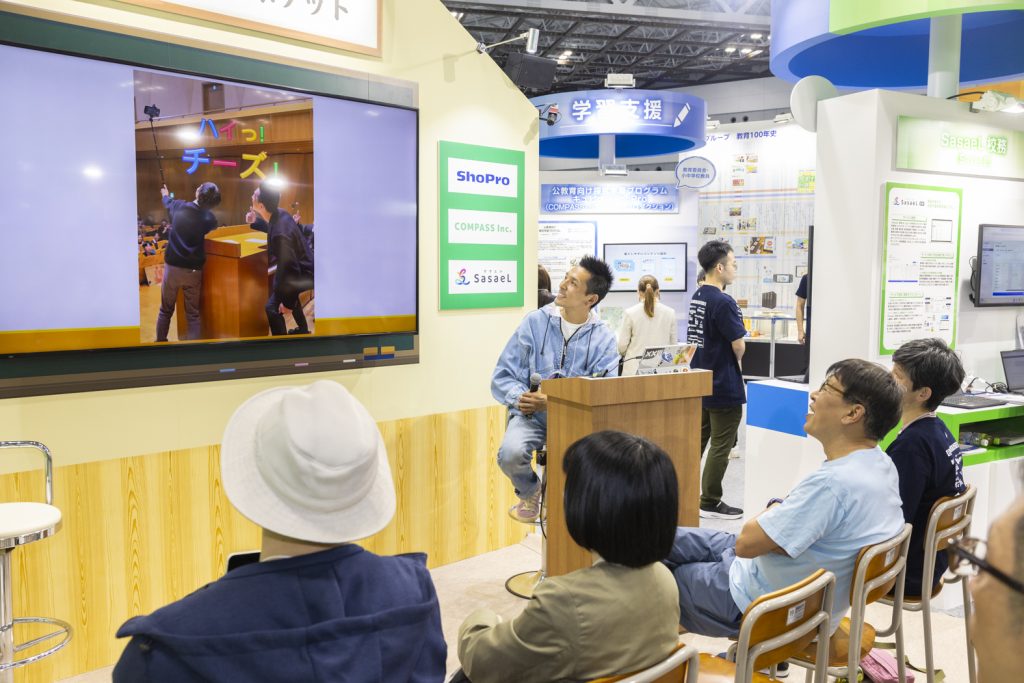 グラパ(卒業式)の動画を紹介する林校長。証書授与の際に自撮り棒で記念撮影！