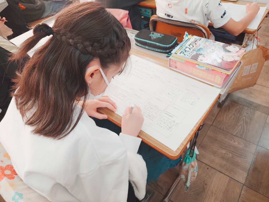 フローシートに書き込む子供