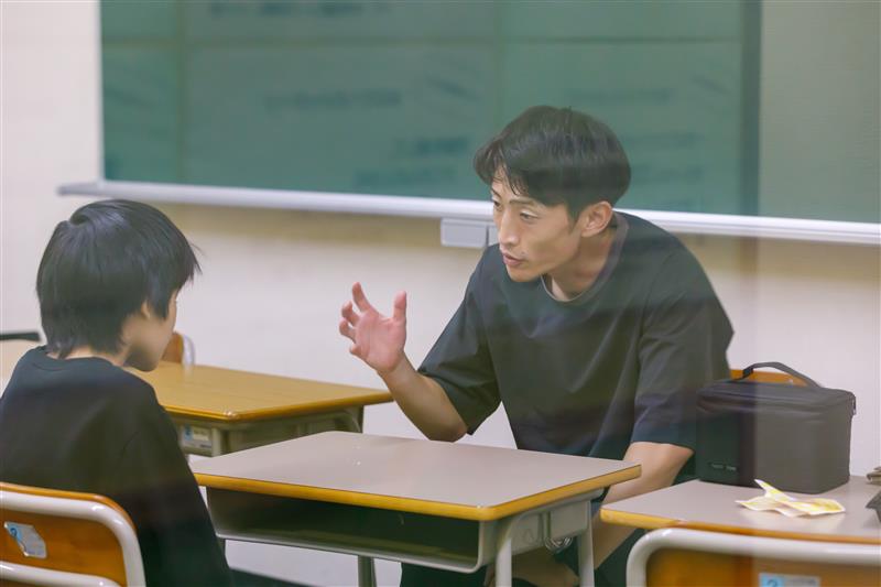 子どもに真剣に語りかけるチーム花メンの1人、ソウタさん。
