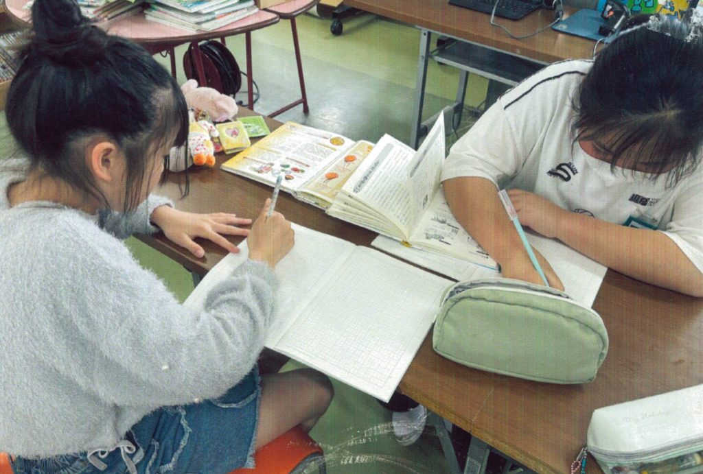 友達と一緒に自主勉強