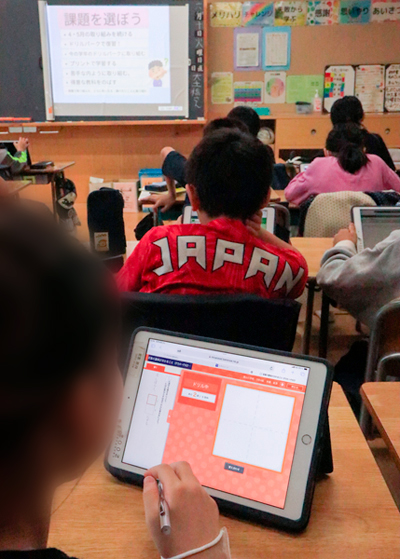 タブレットを使う高学年の子供たち