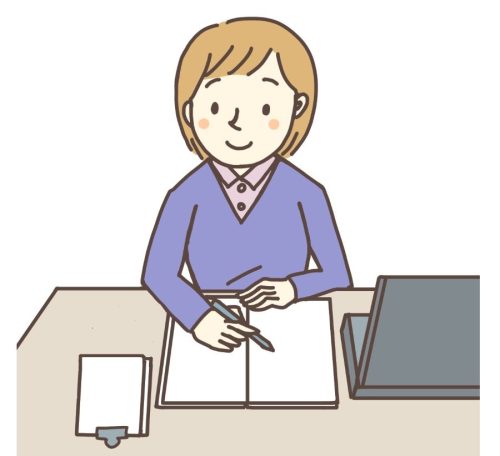 子供に書いてほしいノートを手書きしてから、パソコンで授業案を作成する女性教員