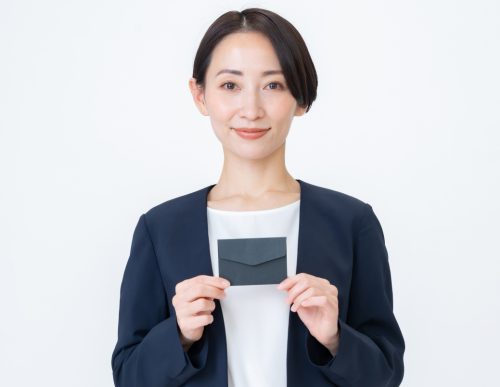 手紙を持つ人