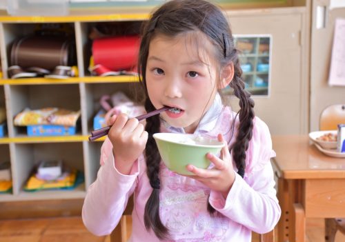 ご飯を食べる子ども
