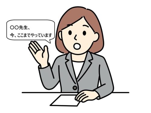 先輩教師に途中報告をする女性教師