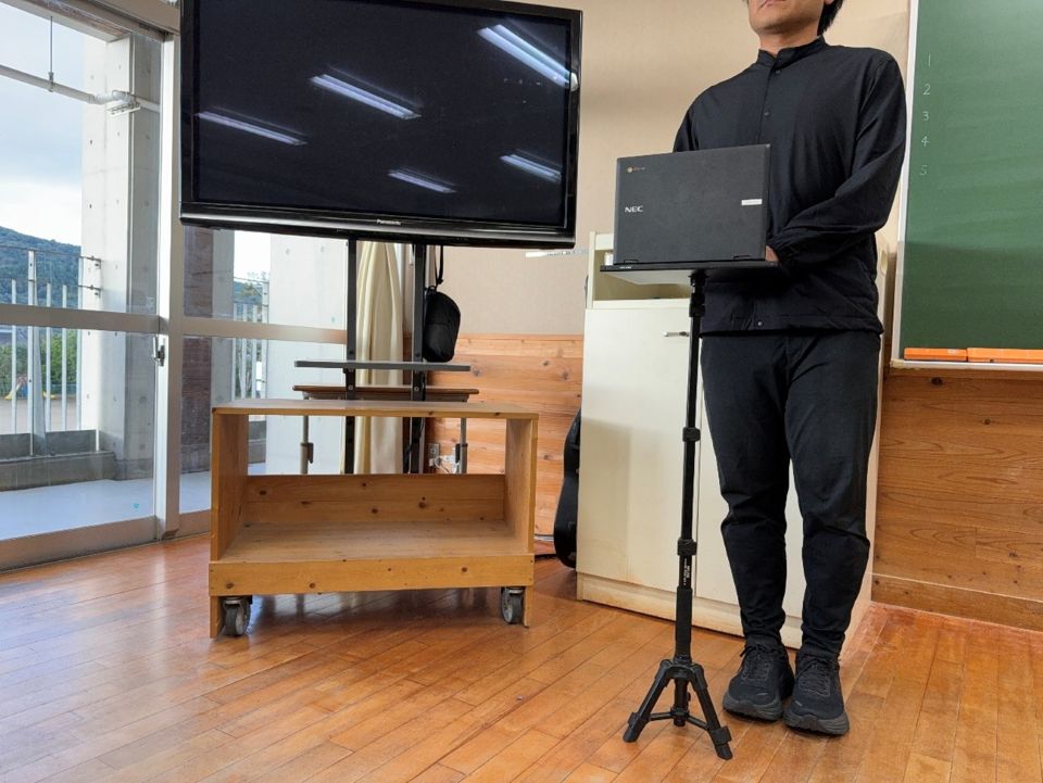三脚にトレイを取り付ける。立ったまま使える高さにできるので、授業との相性抜群。