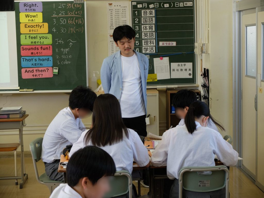 子供のインプット、アウトプットの状況を見とる虎伏教諭。