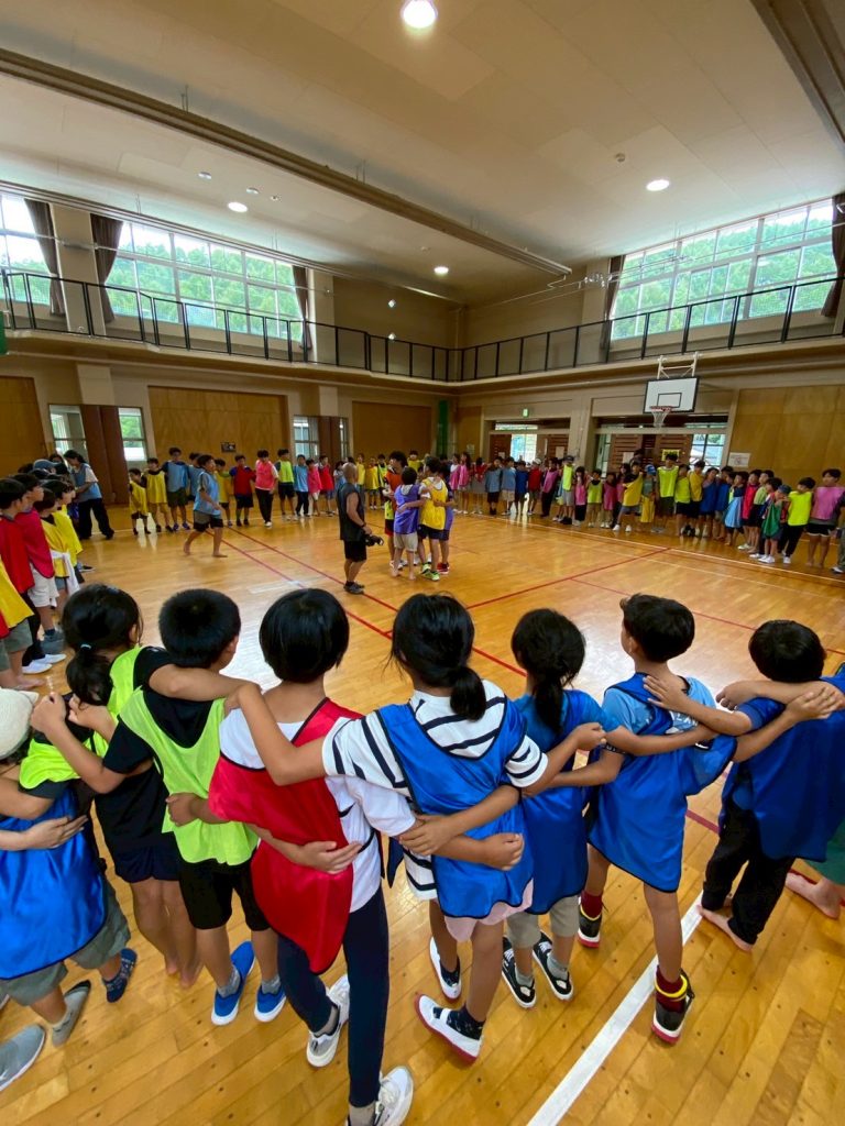「頑張るぞ!」と全員で円陣を組んで、大運動会がスタート!