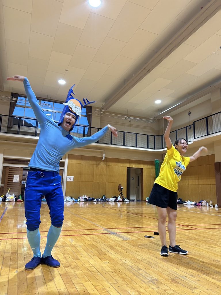 登場とともに、「アサガタさんダンス」を披露するスタッフ