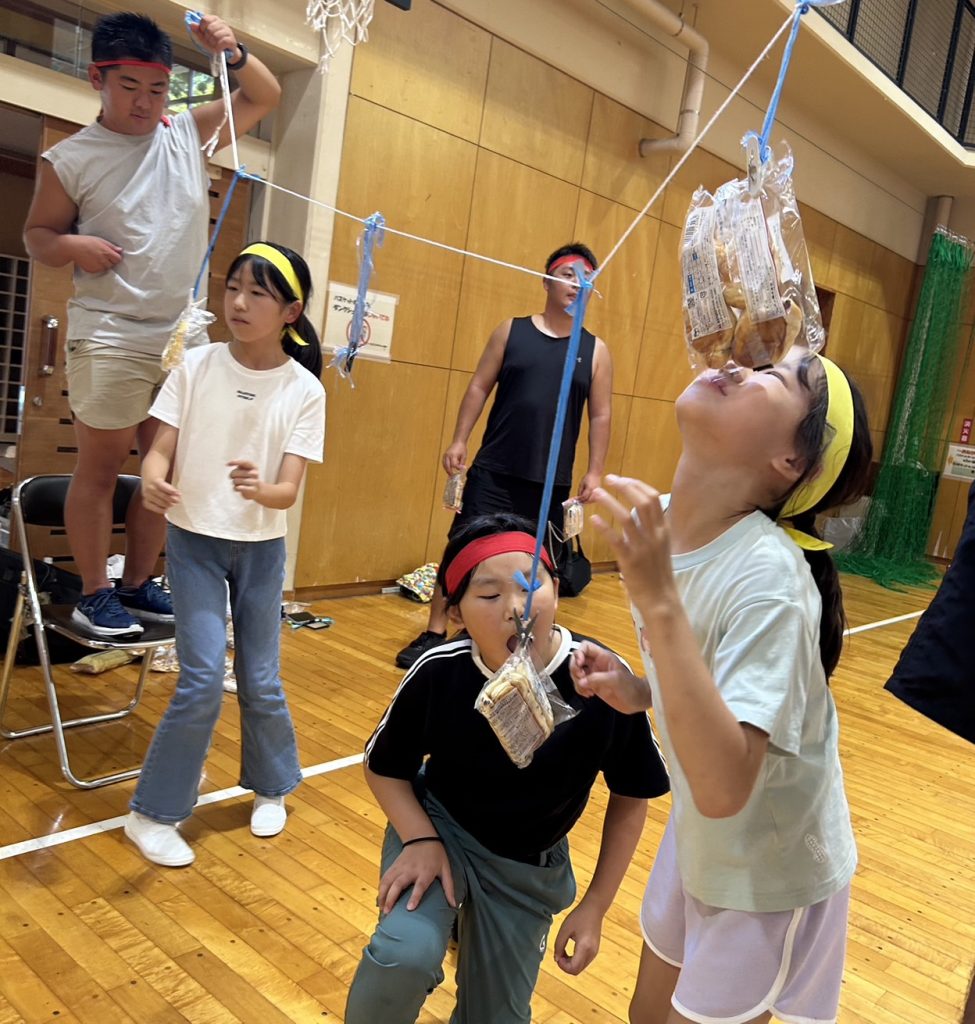 パン喰い競争は子ども達が最も楽しみにしている種目のひとつ