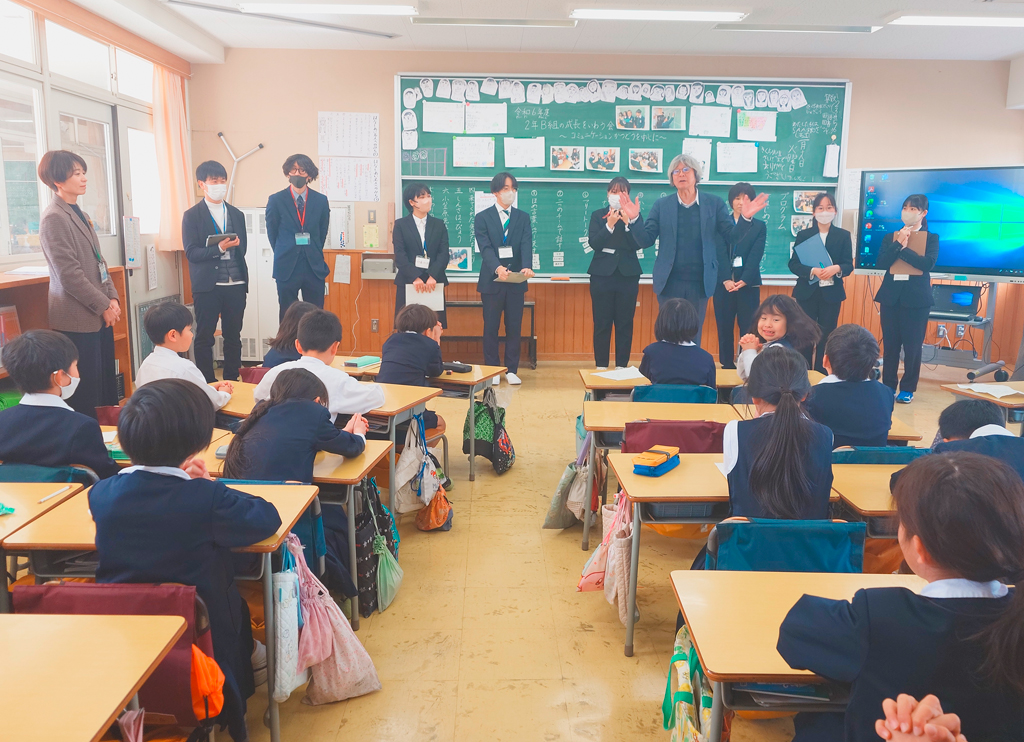 ドキドキしながら審査発表を聞く子供たち。全ての班が “最優秀賞” だ。