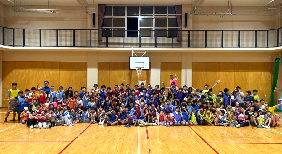 体育館での全員集合写真