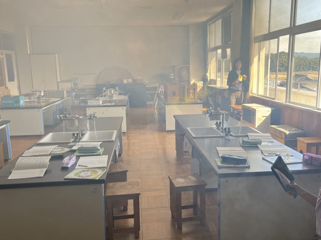 黄色いセロファンで跳ね返した光は黄色い2