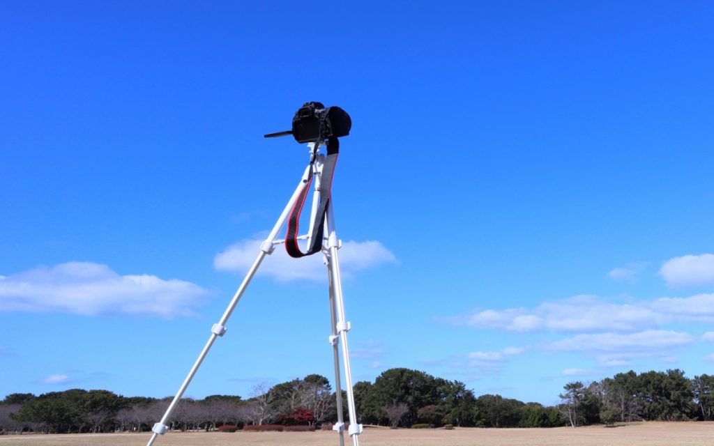 カメラを三脚に固定して空を撮影