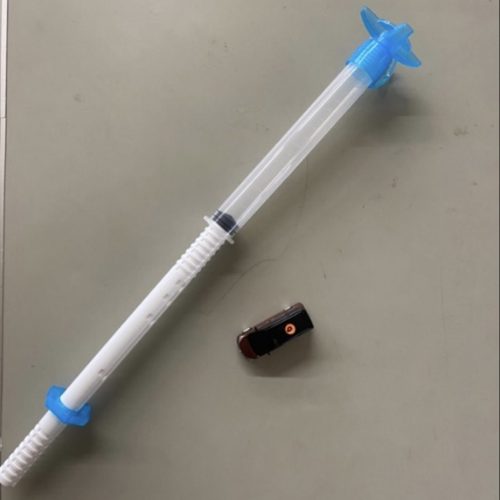 ゲームに使った筒状の実験キットとミニカー