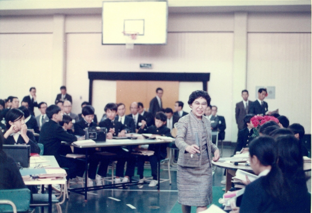 「話し合い学習」の公開授業風景。当時70歳前後であったと思われる大村が、指導でグループ間を飛び歩く勢いが感じられる。