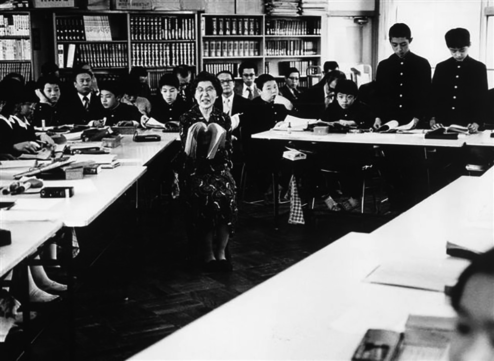 1970年代、大田区立石川台中学校で行われた「話し合い学習」の公開授業。