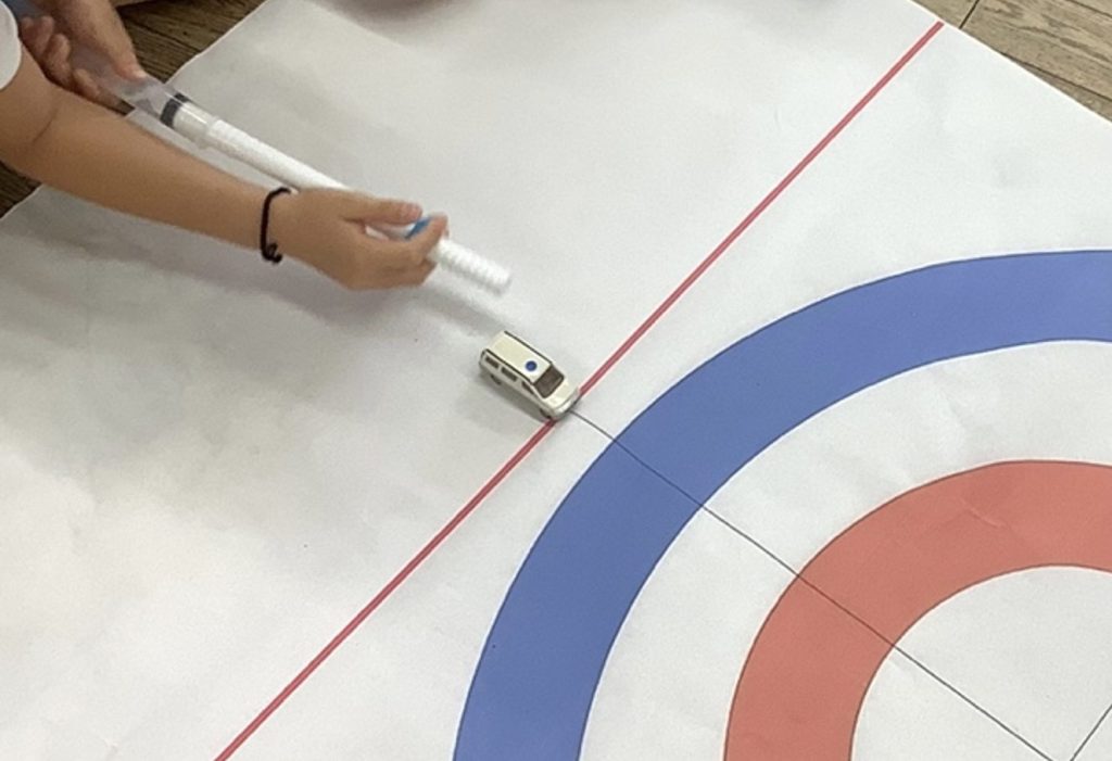 ミニカーを前に進める『Carリングゲーム』