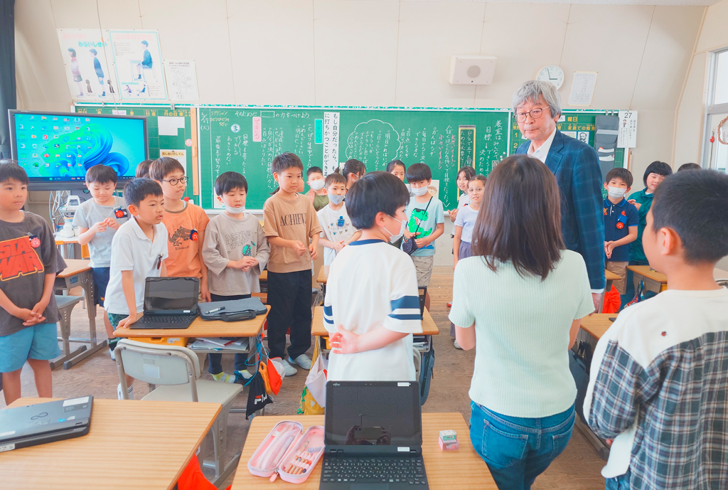 ２つに分かれて意見を出し合う子供たち