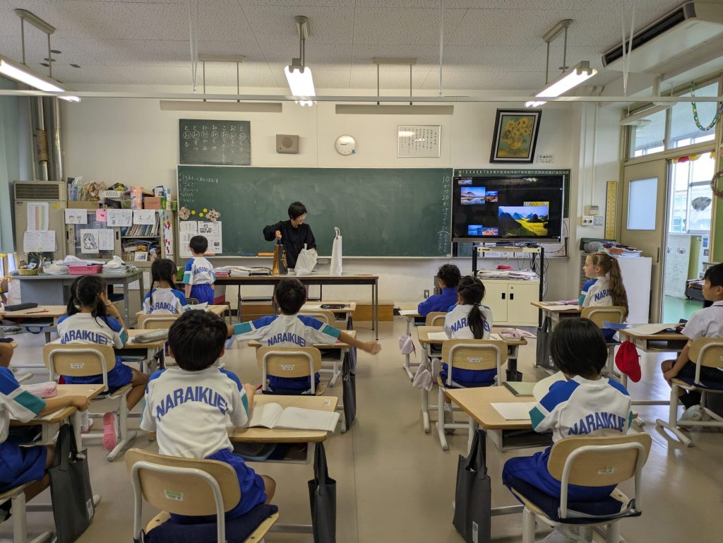 教室は柿やどんぐりなど季節の恵みが次々と持ち込まれている様子