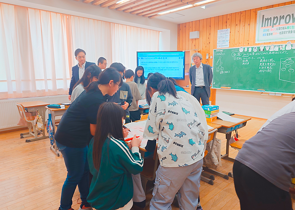 「熟議」で、模造紙への書き込みを楽しむ子供たち