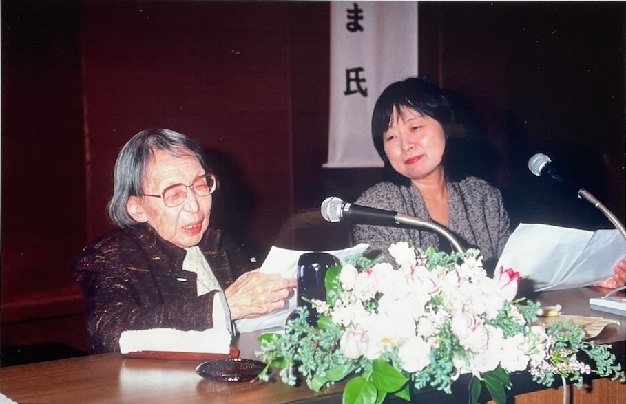 教え子・苅谷夏子(現「大村はま記念国語教育の会」事務局長)とかけあいで『ごんぎつね』の朗読をする大村はま。