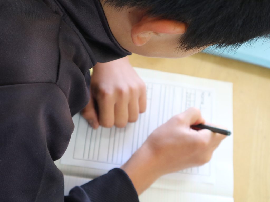 ドリルをする子