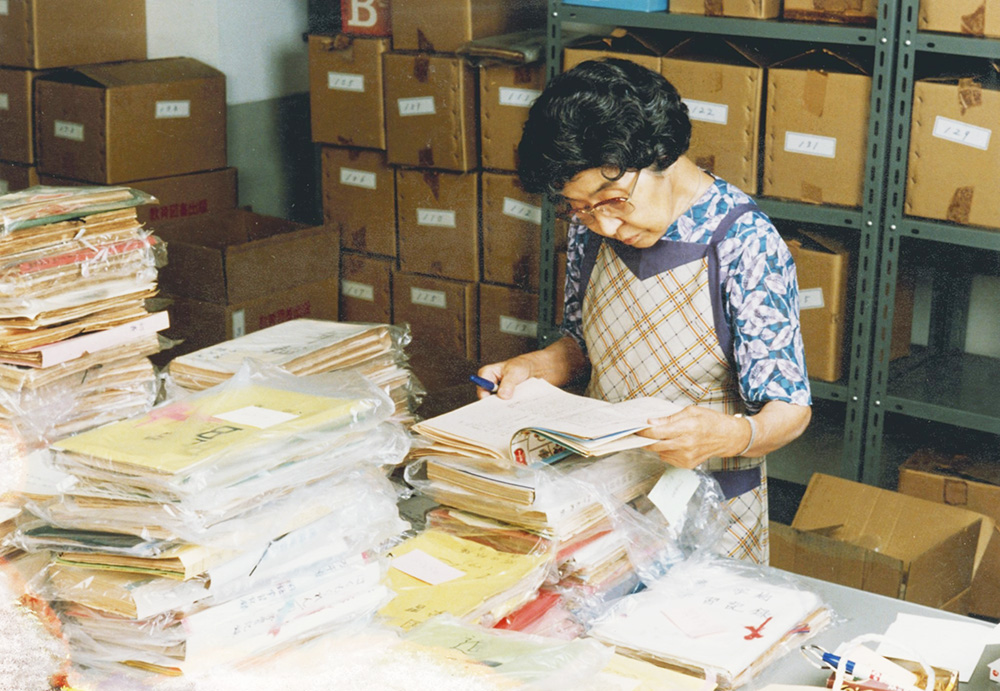 生徒の「個人文集」を、生徒一人一人の心の襞を読みつつ目を通す大村はま先生(石川台中学時代)。