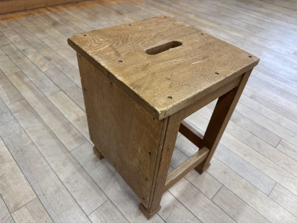 どこの学校にもある角椅子