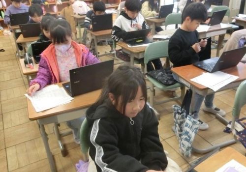 ＩＣＴ端末を使って、自分の成長を写真で確認する様子。