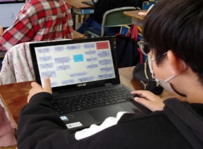 自分の成長をすごろくにまとめている子供。