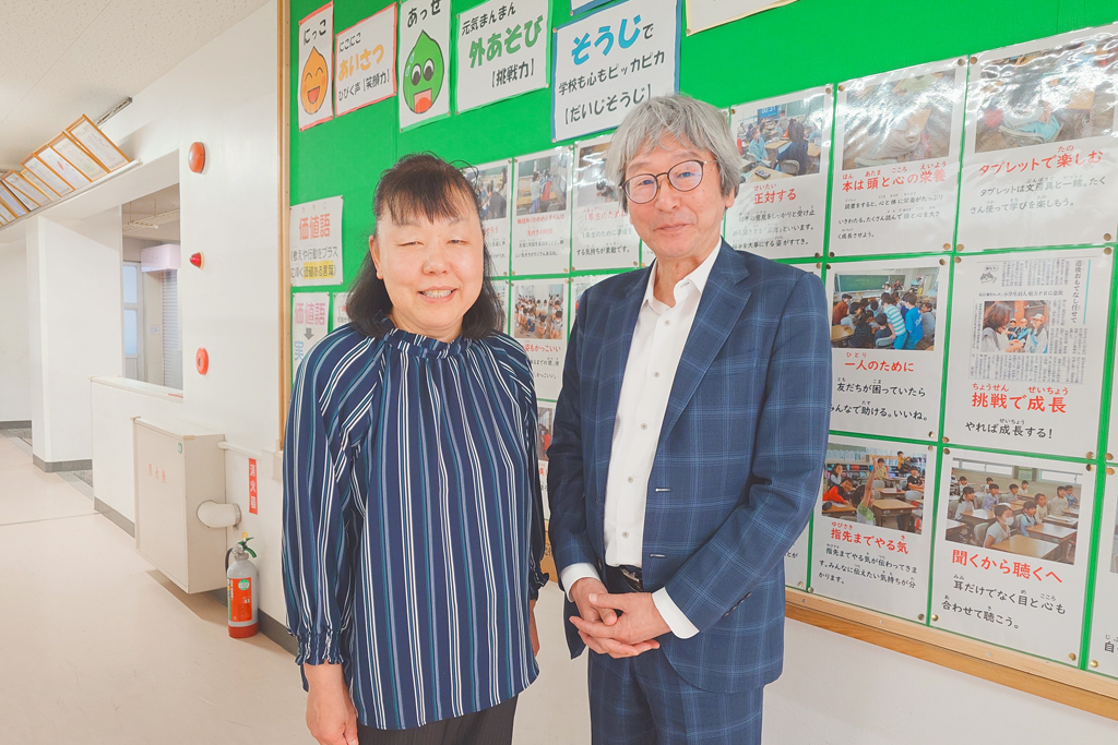 写真右・菊池省三先生、左・佐藤郁子校長