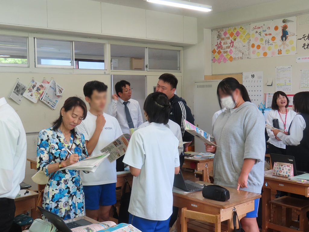 子供たちのコミュニケーションの様子を見とる直山教授。