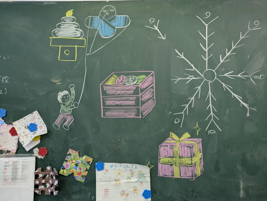 年末行事関連のイラストが描かれた黒板