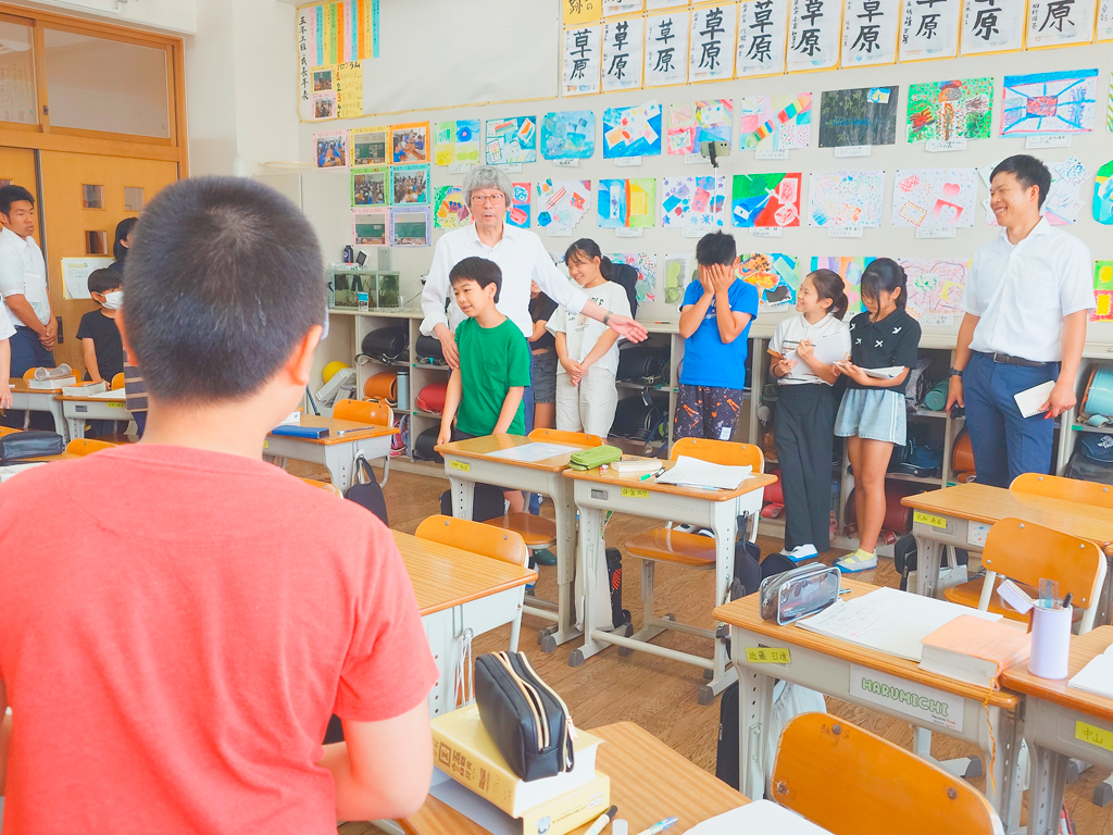 今回の授業の場面写真。「もっと近くで言い合わないと負けるぞ！」と、子供たちをけしかける。