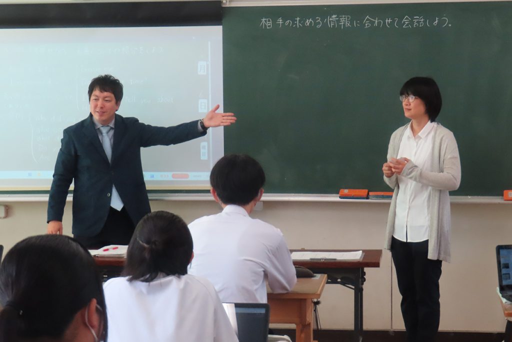 ALTのシェリー先生と授業を行う佐藤教諭。