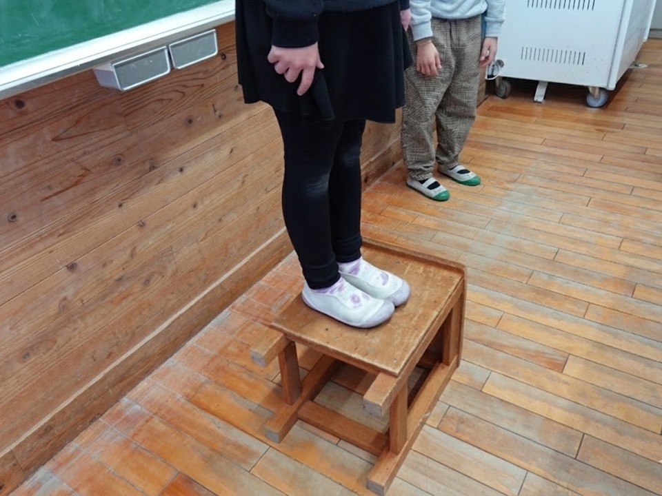 角椅子を寝かせてることで、安定感抜群の１人用ステージに早変わり。