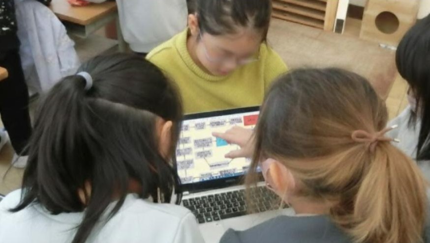 自分の成長をまとめたものを友達と交流する様子。