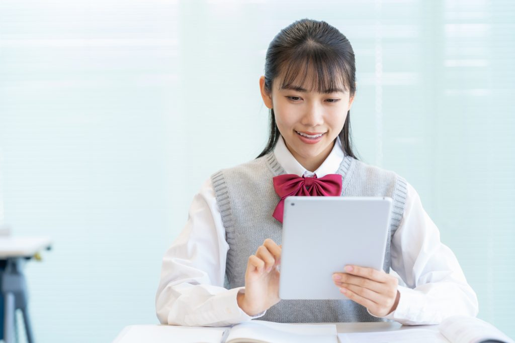 タブレットを見ている生徒