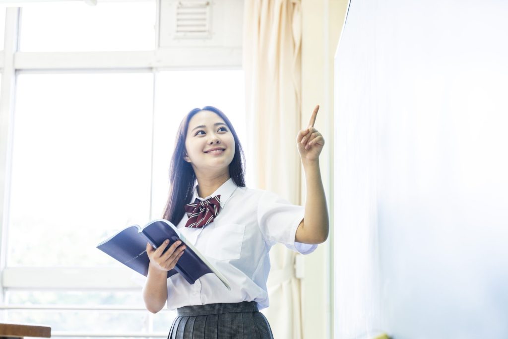 口頭発表をしている女子生徒