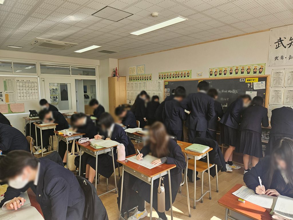 対話しながら視点を広げたり、一人で思考を深めたりと自律的に学ぶ子供たち。