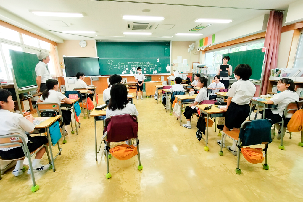 今回の授業の様子。ほめ言葉のシャワーでは、日常的に友達のことをよく見ていることがわかる､温かいエピソードが語られた。