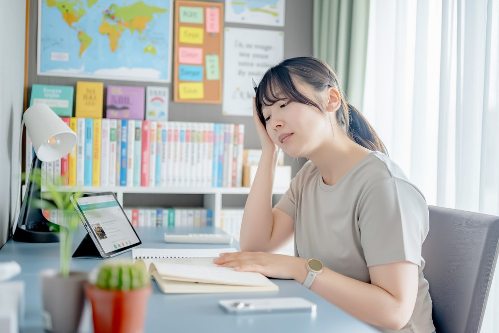 考えている様子の女性