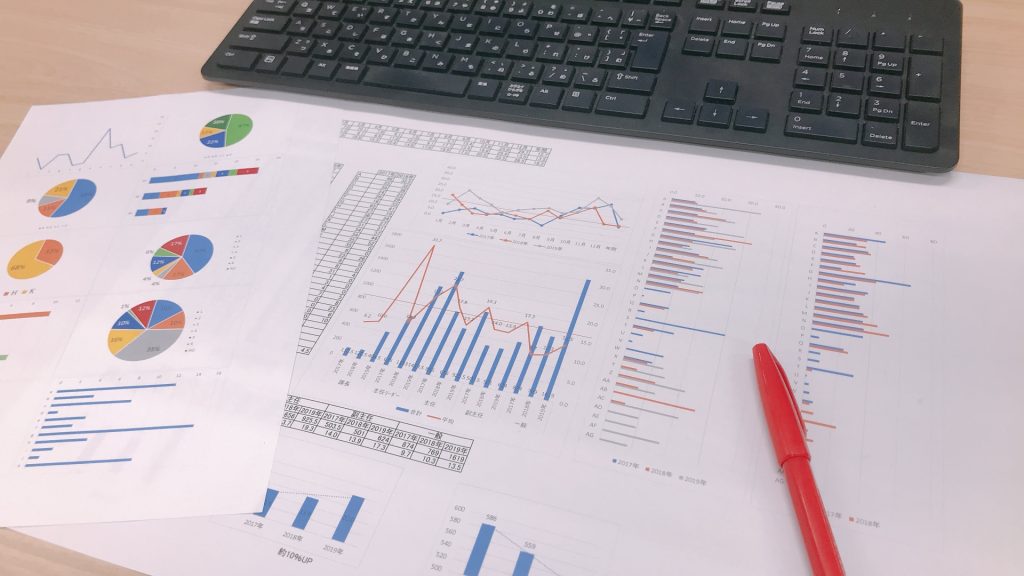 グラフが書かれた書類