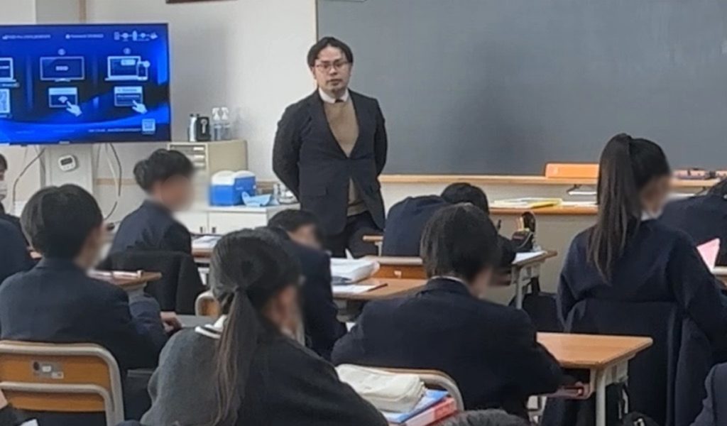 授業を行う栃木教諭。