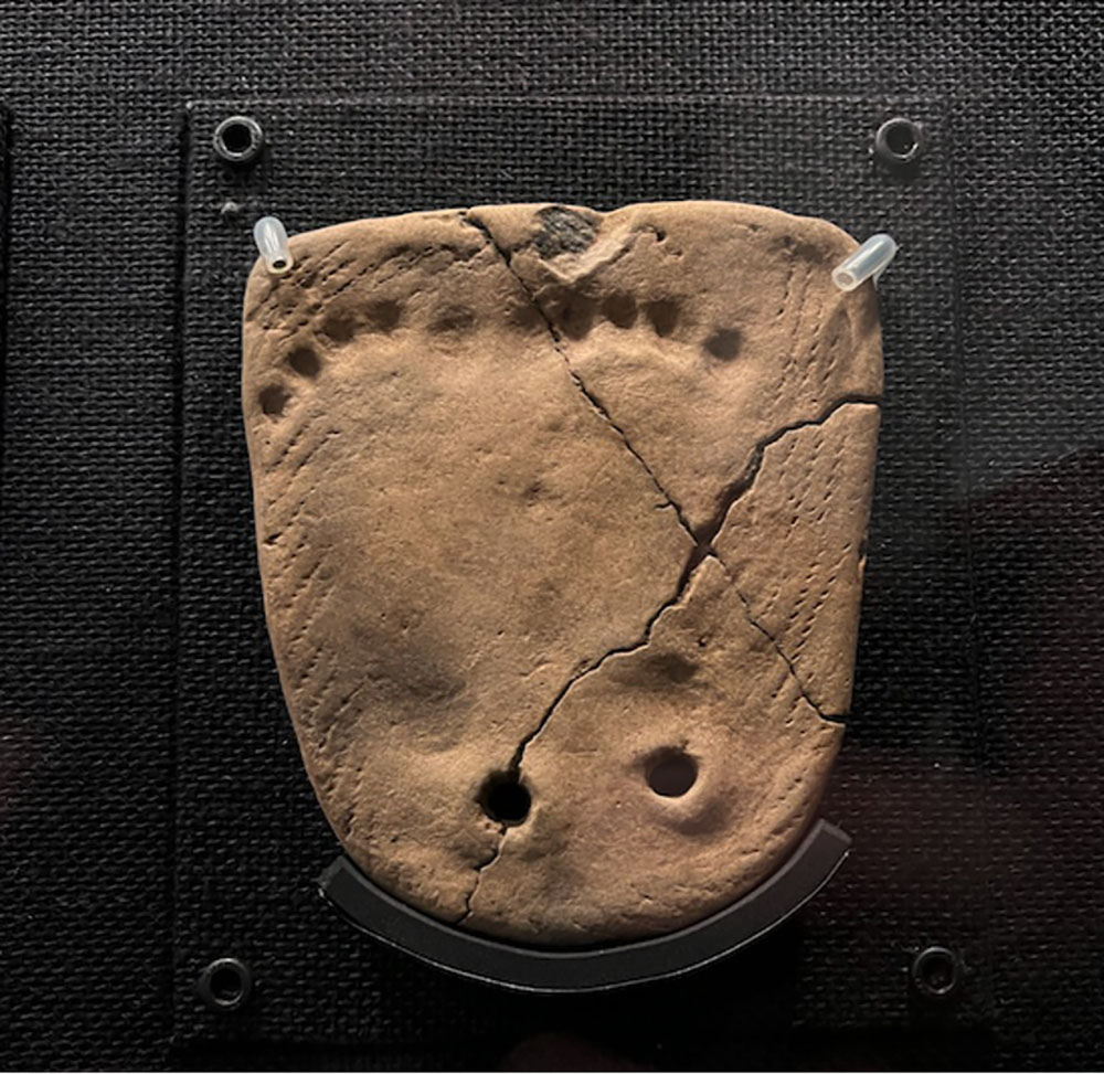 函館市縄文文化交流センター所蔵「足形付土版」筆者撮影