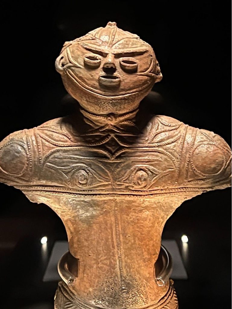 函館市縄文文化交流センター所蔵「中空土偶」筆者撮影