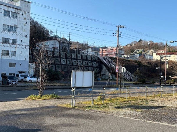 右:体の向きを変えると、急こう配の坂道。こちらがもとからあった土地。