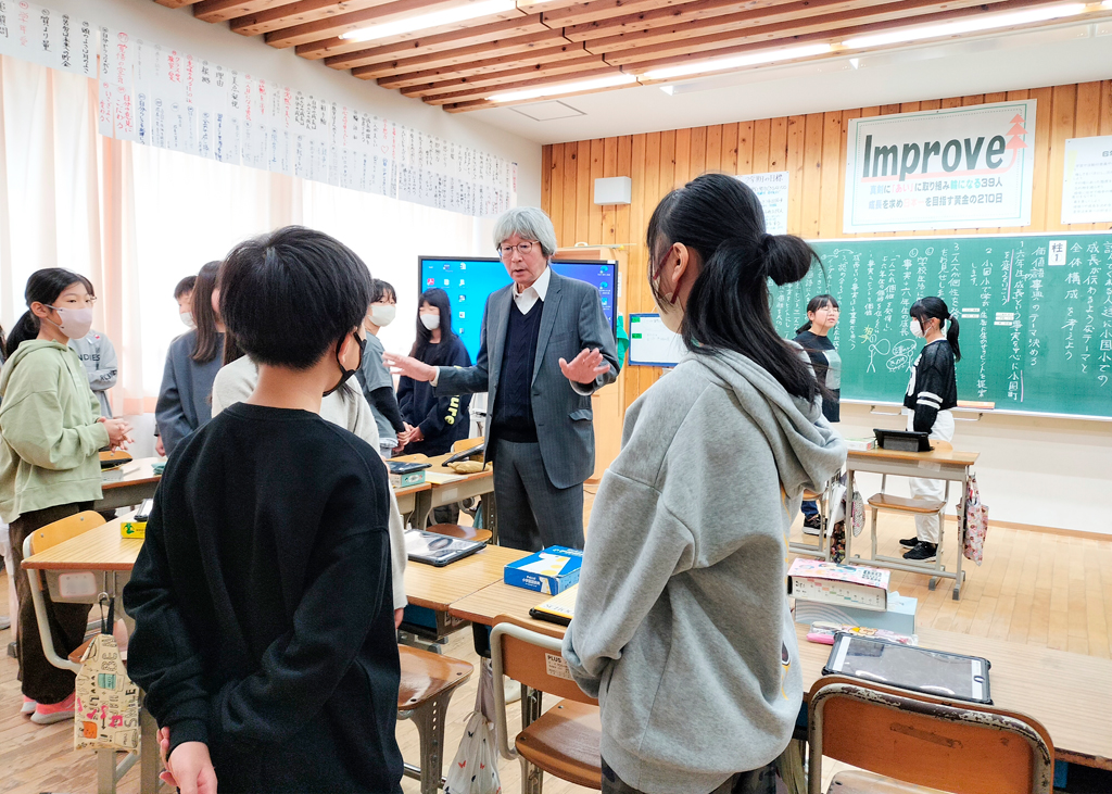 「自分にとってぴったりくる文末はどれか」について、いろいろな友達と意見を交わし合う子供たち。